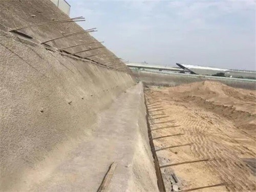稻城河道边坡加固